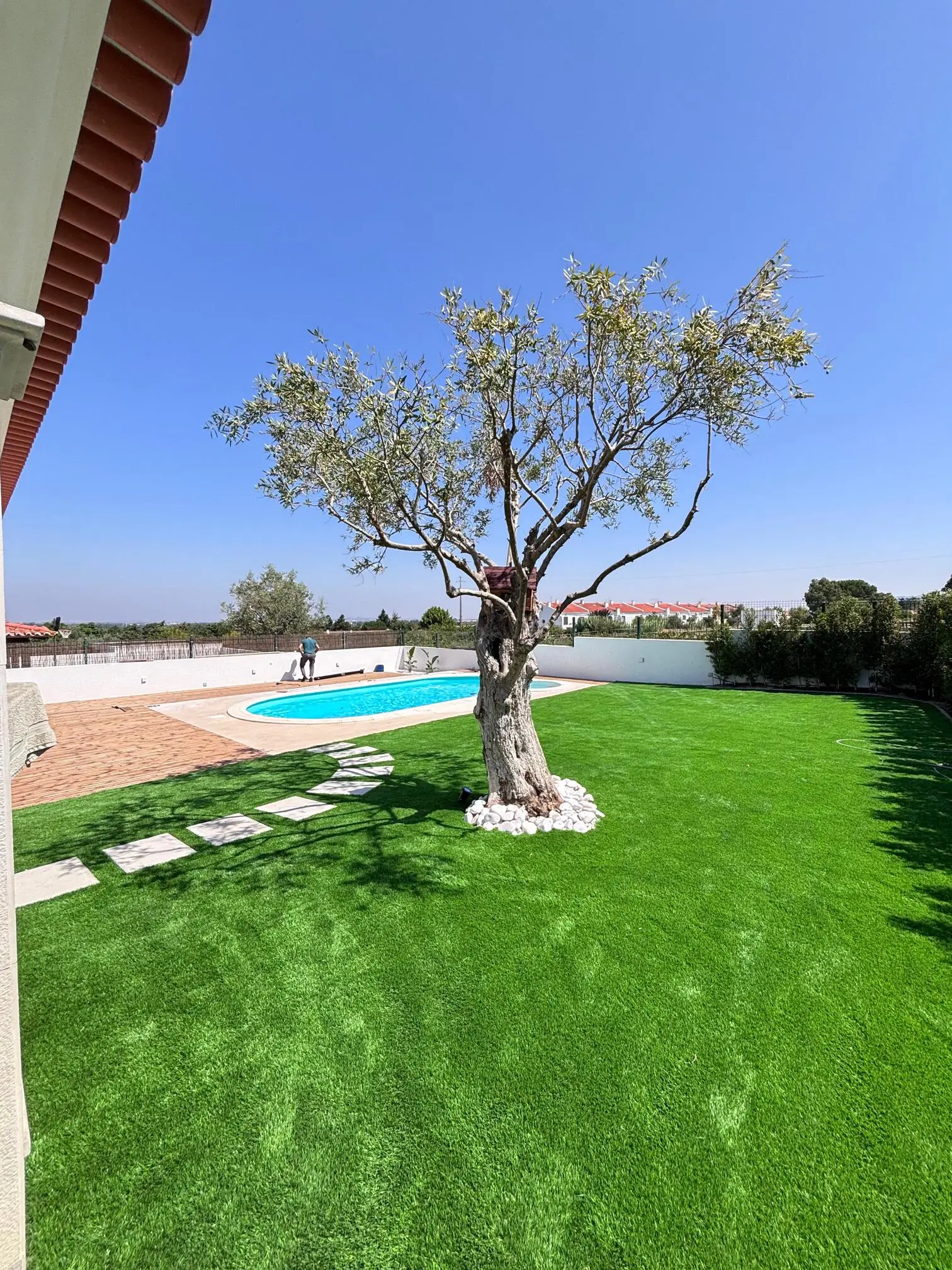 Instalação concluída de relva sintética premium 50mm em área de piscina em Azeitão