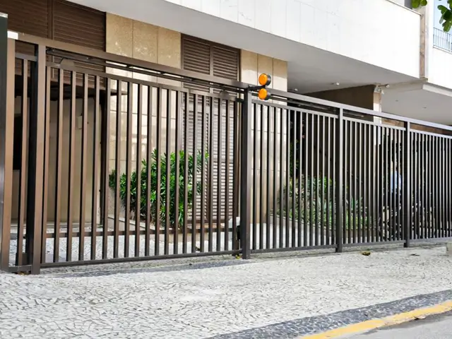 Serralheria de Uma Grade Metálica e um portão automatizado