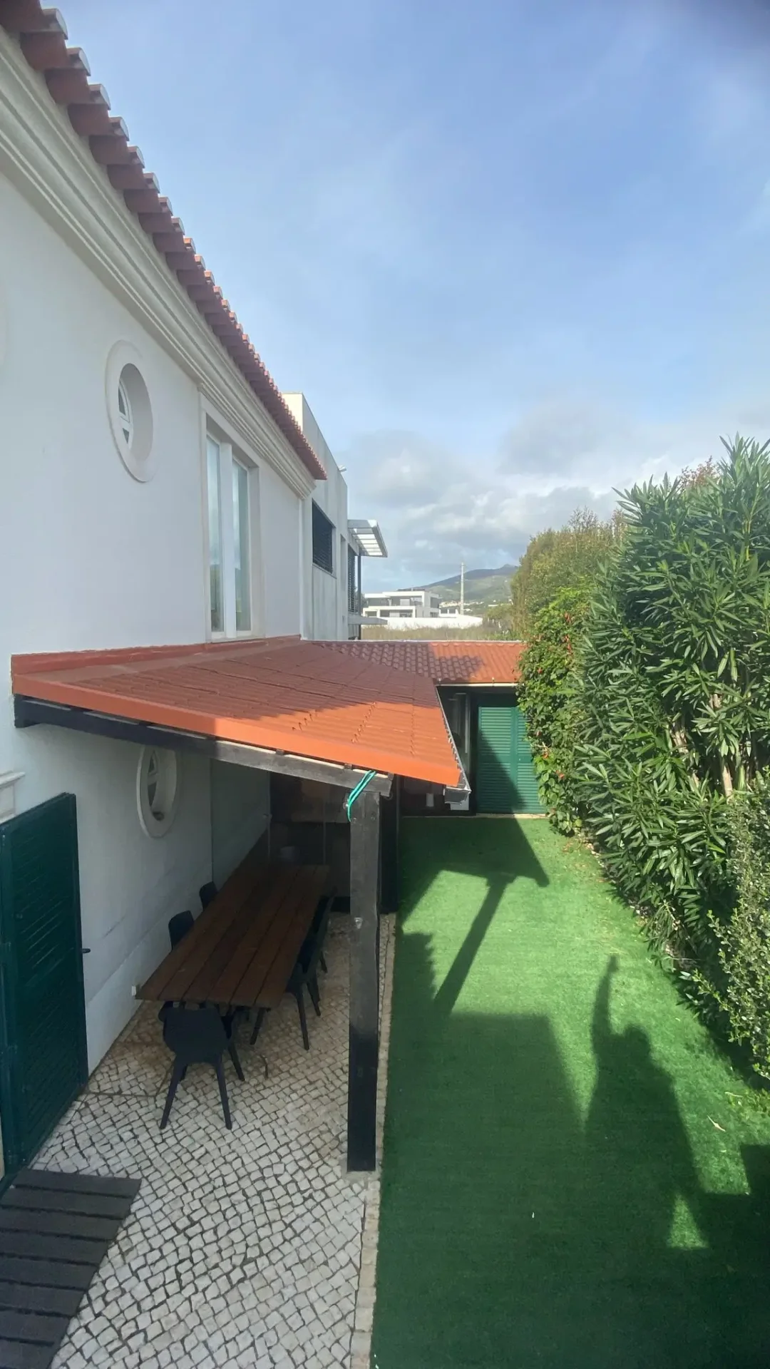 Substituição de telhado antigo por painel sandwich em Sintra pela Construcenter