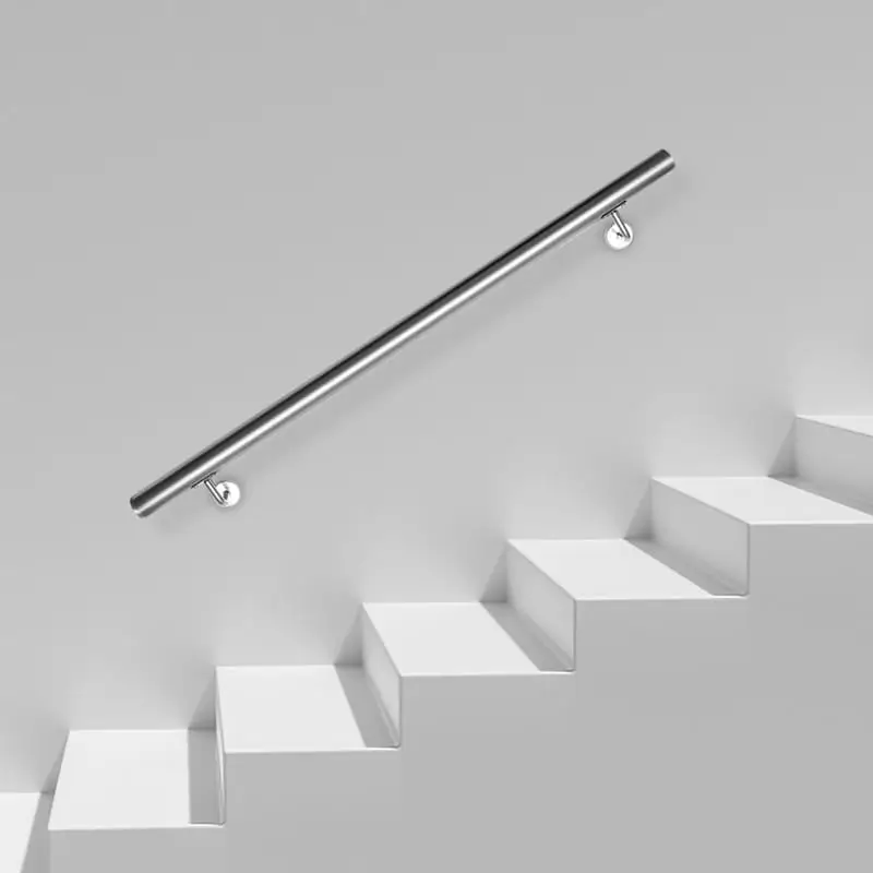 Escada metálica reta com degraus vazados e corrimão em aço galvanizado, ideal para espaços compactos.