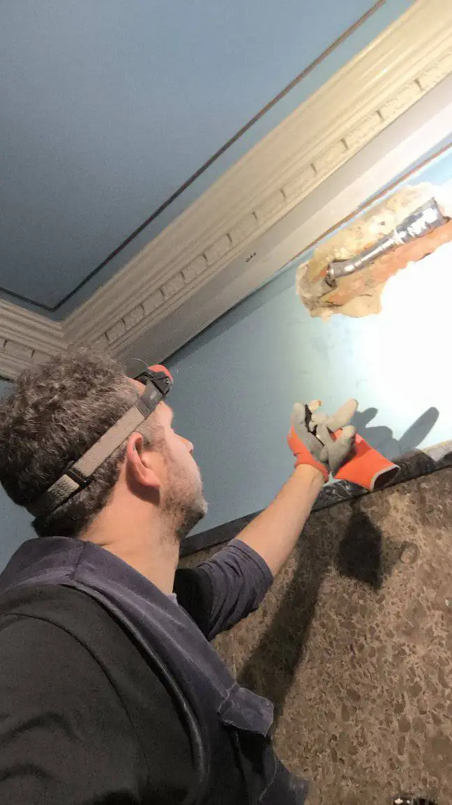 Inspeção de parede com tubagem exposta.