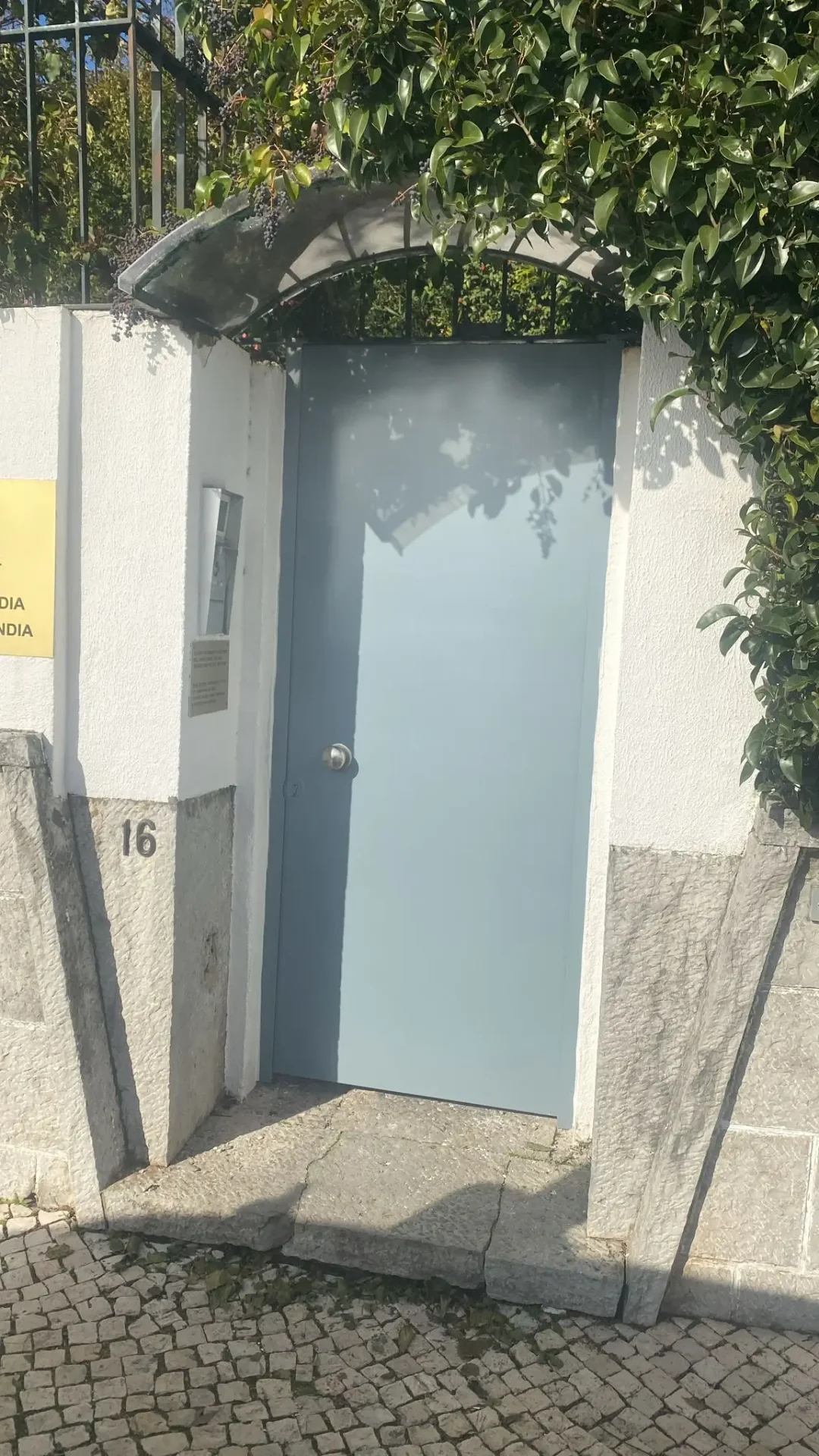 Porta metálica exterior simples e funcional, instalada numa entrada de moradia por serralheiro profissional em Lisboa