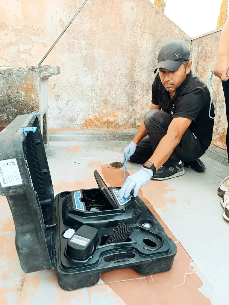 Equipa especializada a fazer diagnóstico de fossa séptica numa propriedade residencial em Vila Franca de Xira, utilizando ferramentas de inspeção avançadas.