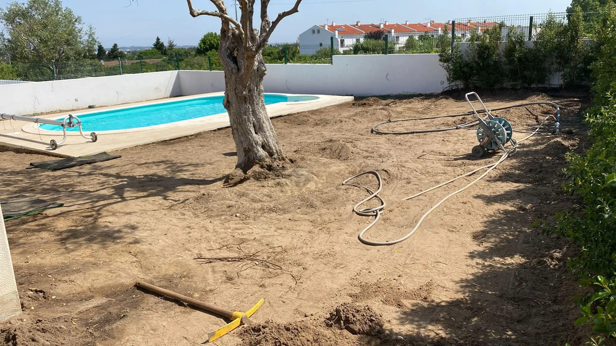 Área de piscina em Azeitão antes da colocação de relva sintética premium 50mm