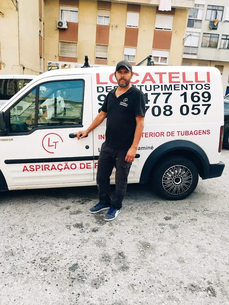 Viatura da Locatelli Desentupimentos estacionada para atendimento.