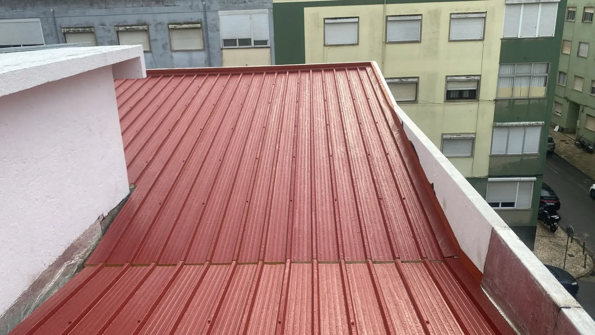 Cobertura em painel sandwich instalada numa casa em Lisboa. telhado metálico resistente e durável