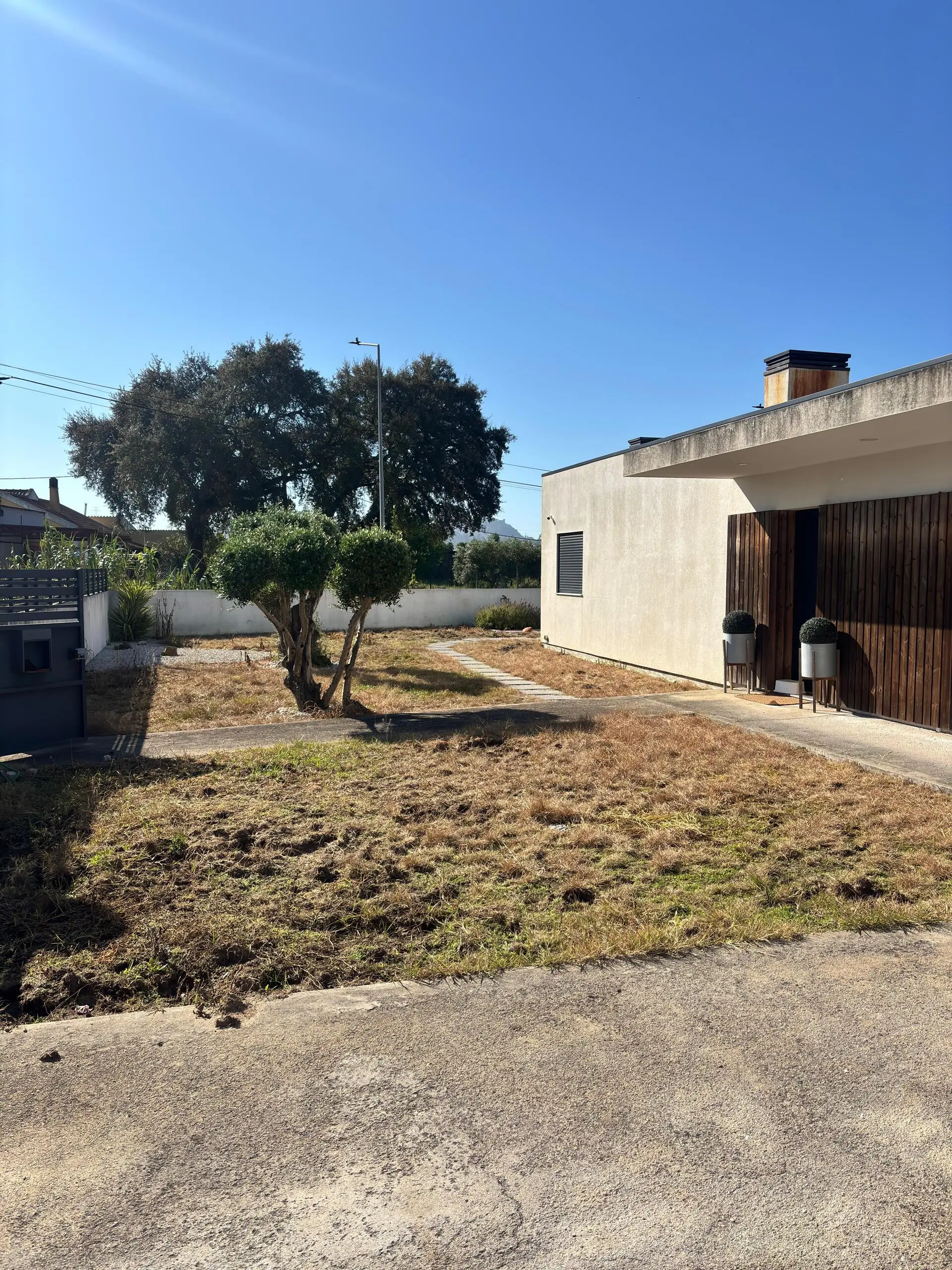 Aplicaçao de Relva Sintética, Torres Vedras - Antes Limpeza do terreno