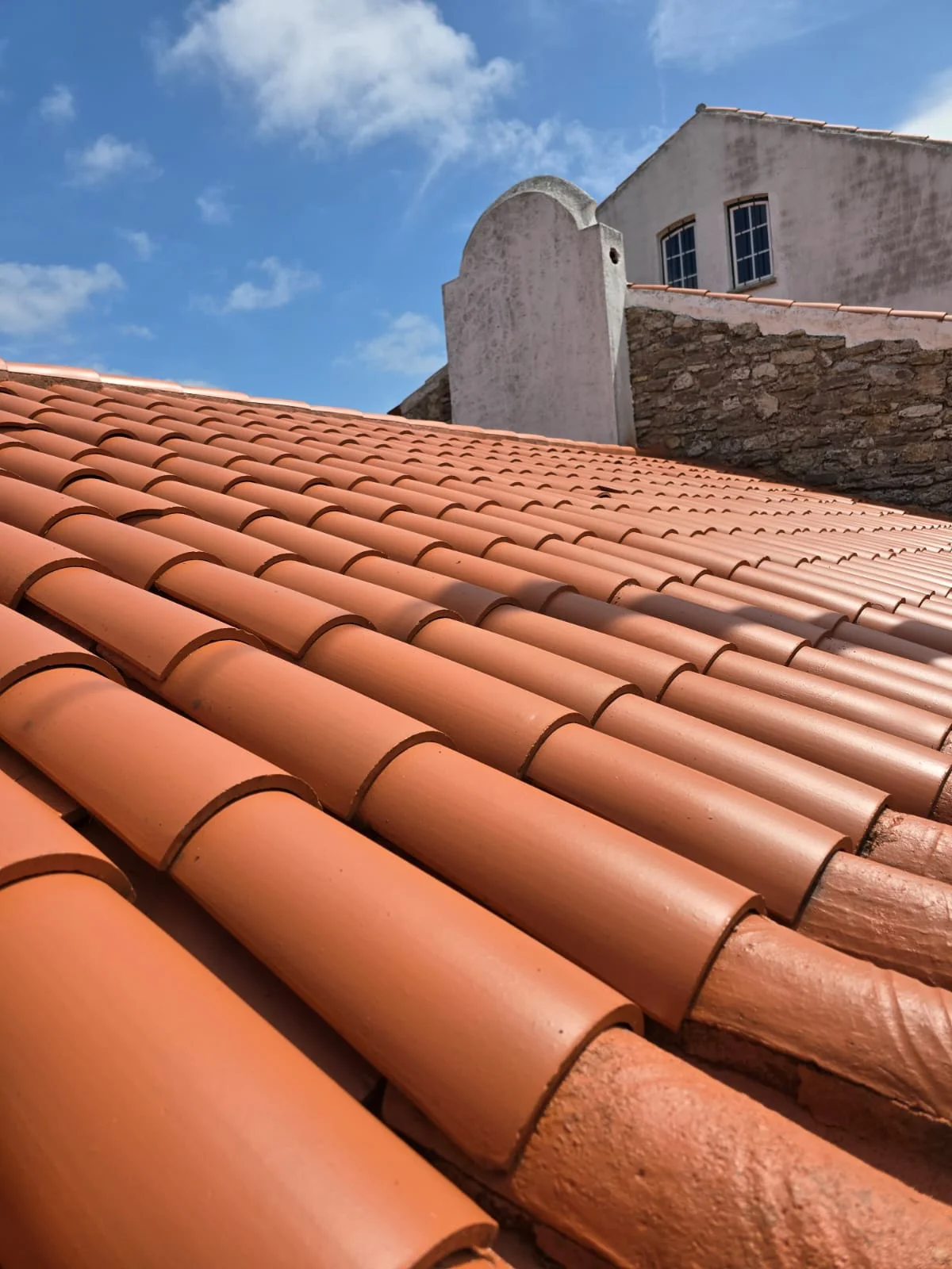 Manutenção preventiva de telhado em Cascais, com limpeza e remoção de musgo para evitar infiltrações e preservar a integridade da cobertura.