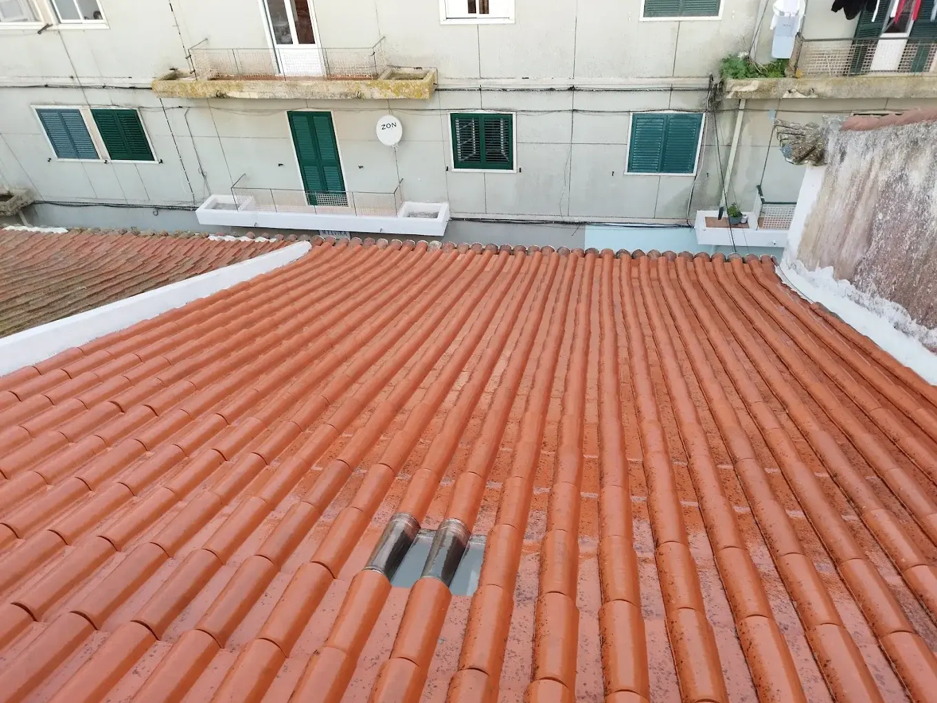 Limpeza de algerozes para remoção de folhas e detritos