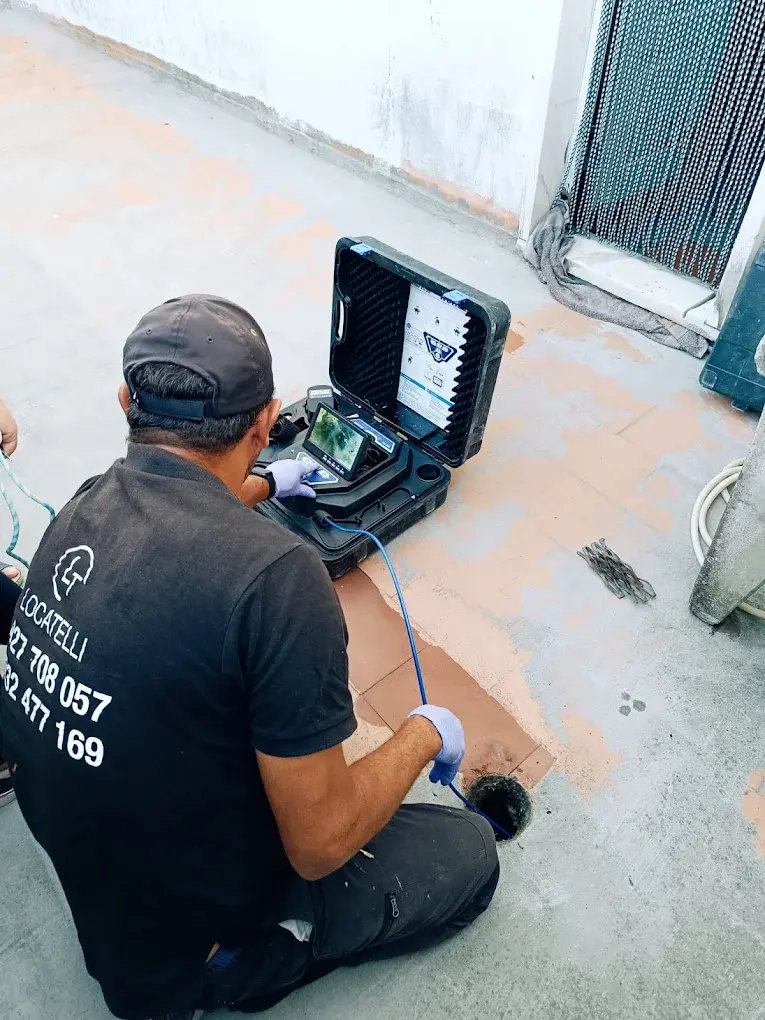 Inspeção de esgoto com equipamento profissional.