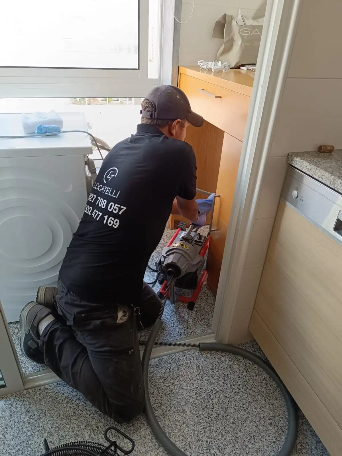 Profissional a reparar tubagem sob o lavatório.