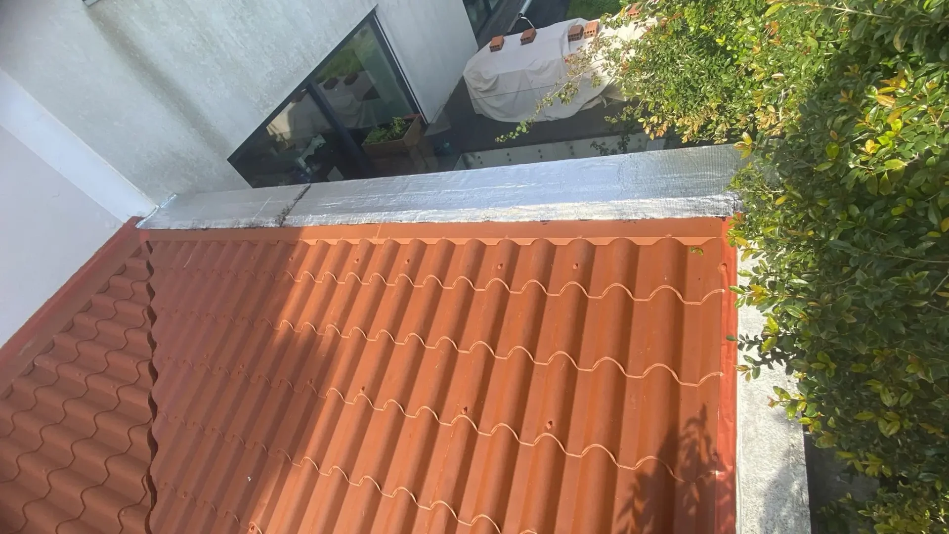 Instalação de cobertura sandwich em pavilhão em Agualva-Cacém pela Construcenter